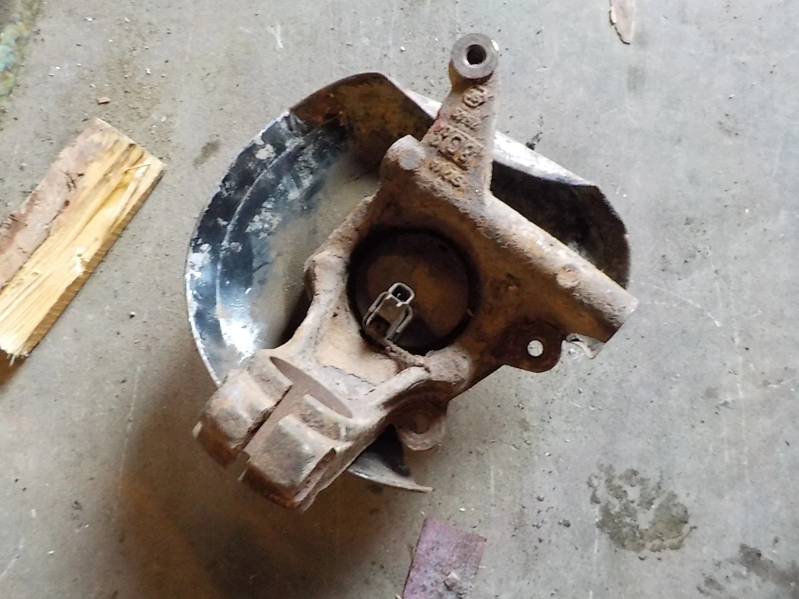 кулак поворотный Ford Mondeo III (2000—2003) Зад Лево