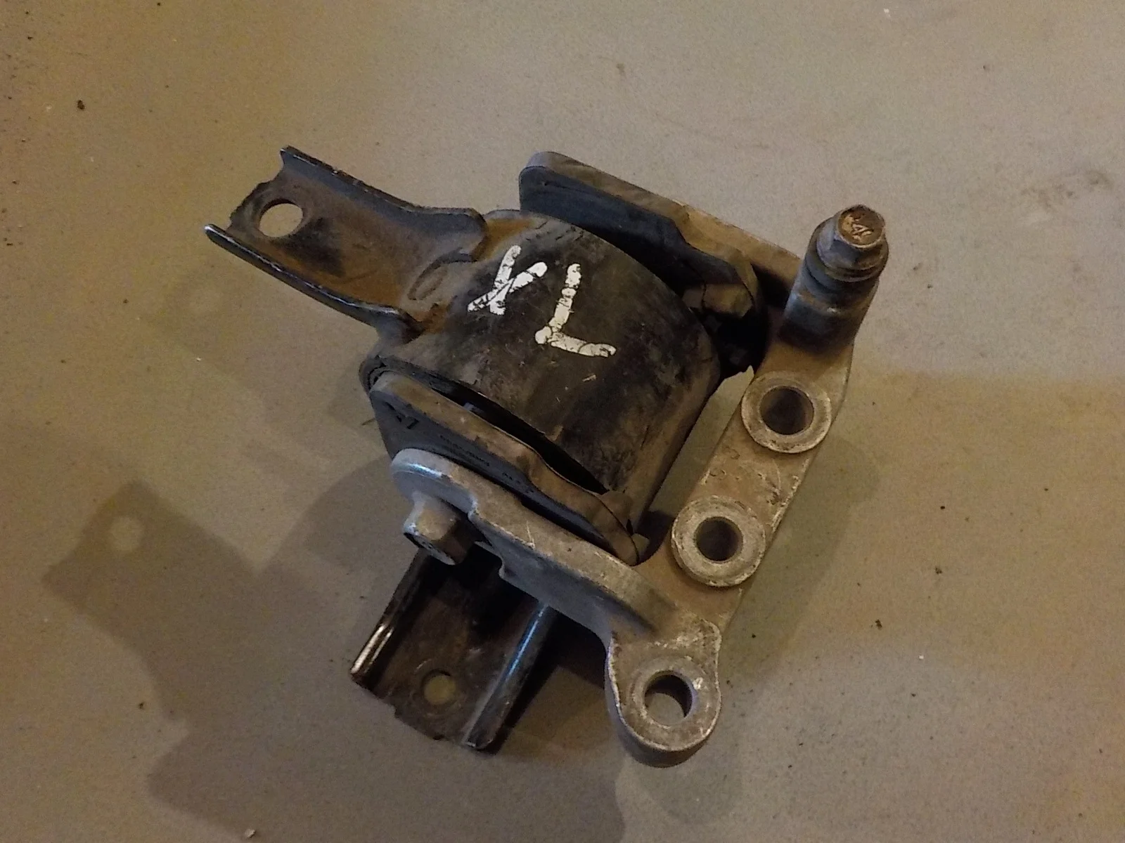 Опора двигателя Mitsubishi Outlander II (2005—2009)  Лево