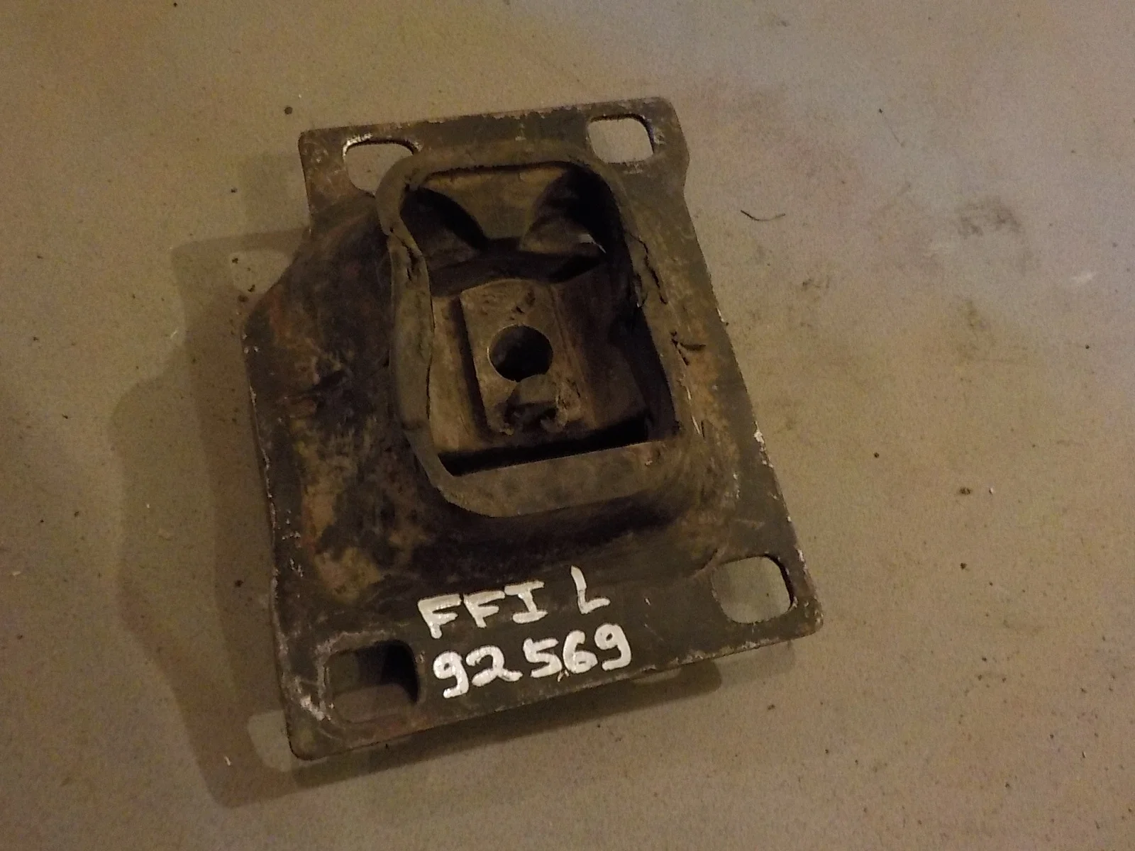 Опора двигателя Ford Focus I (1998—2004)  Лево