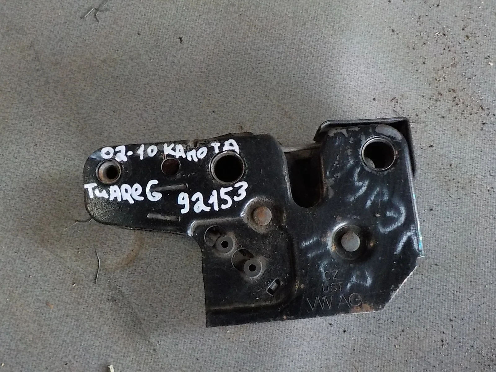 Замок капота Volkswagen Touareg I (2002—2006)