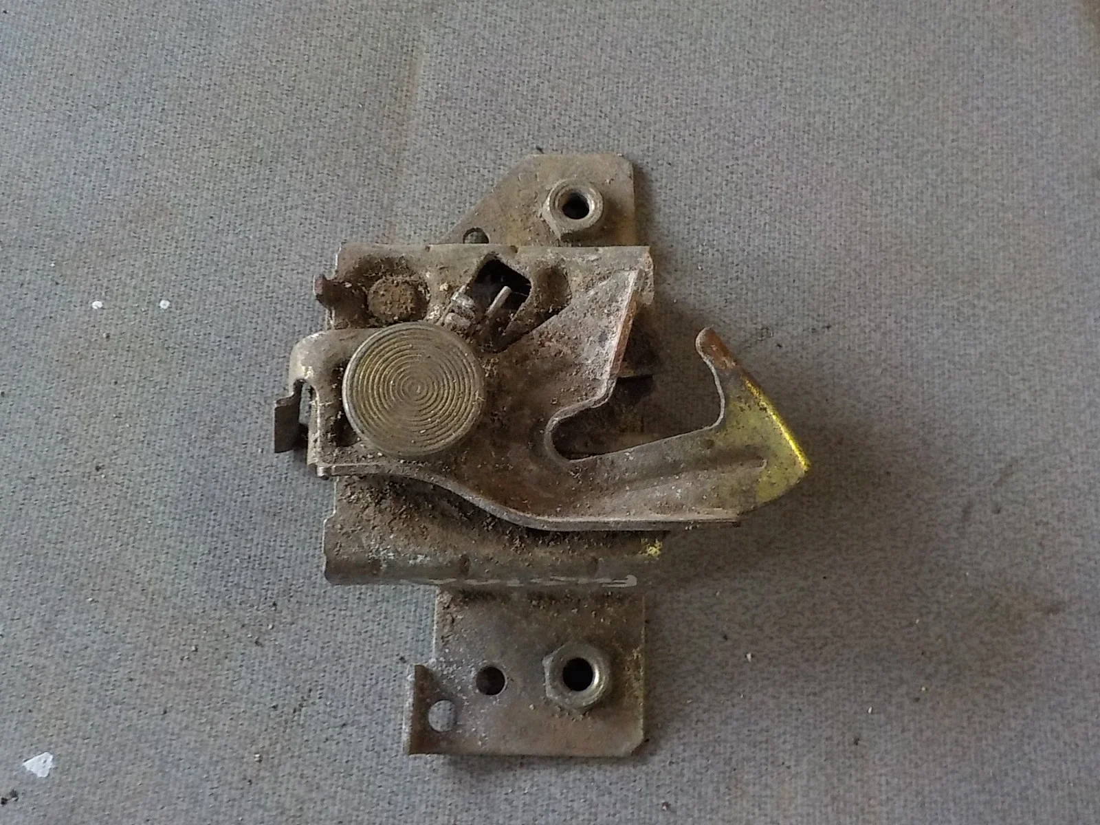 Замок капота Ford Fusion I рестайлинг (2005—2012)