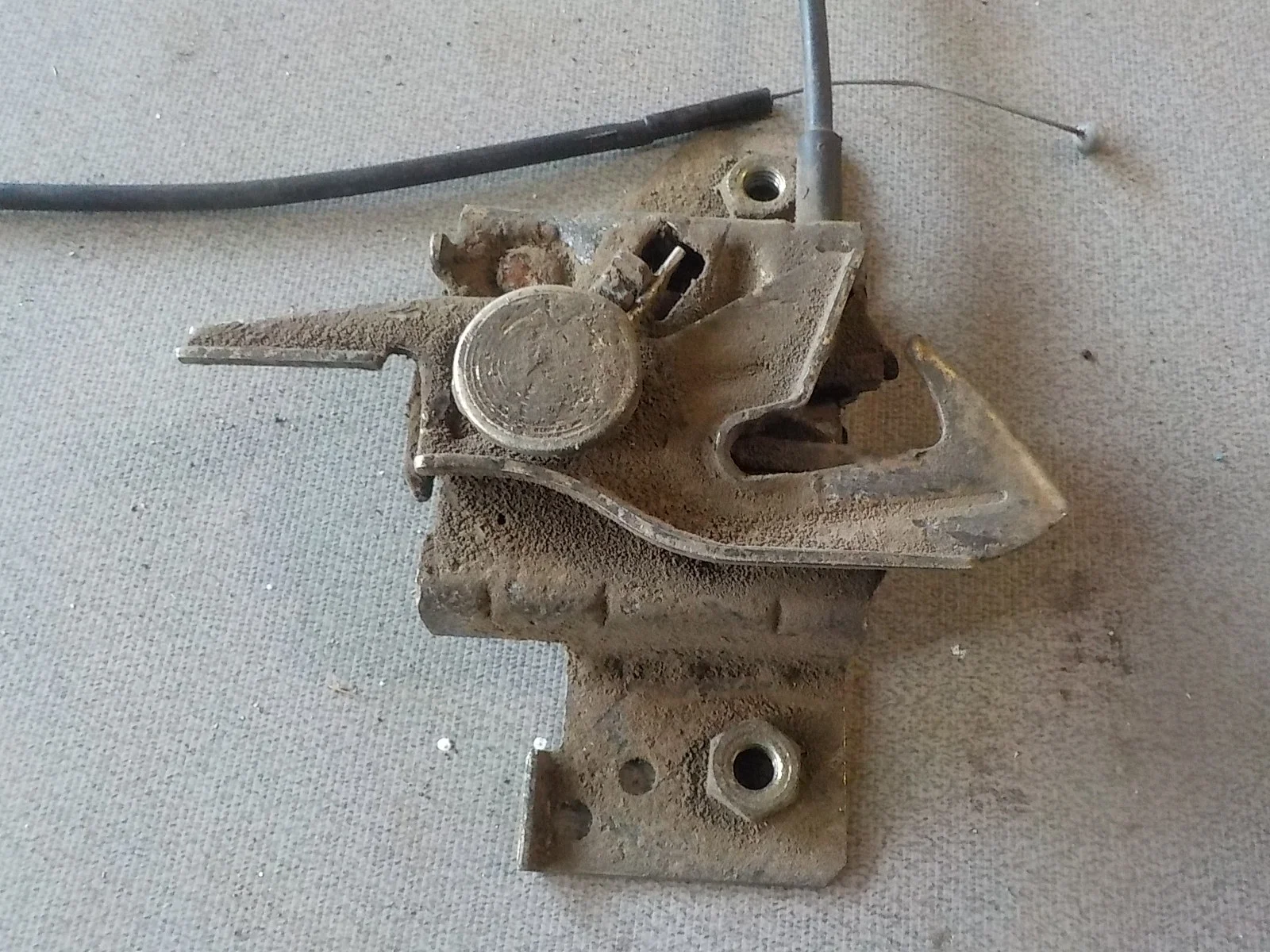 Замок капота Ford Fusion I рестайлинг (2005—2012)