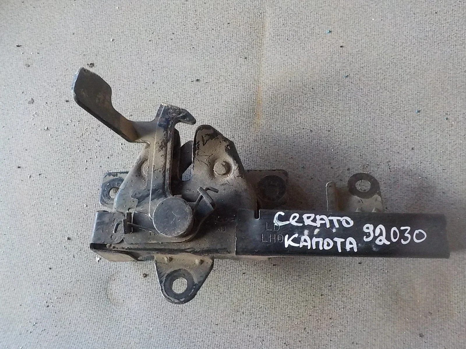 Замок капота Kia Cerato I рестайлинг (2006—2009)