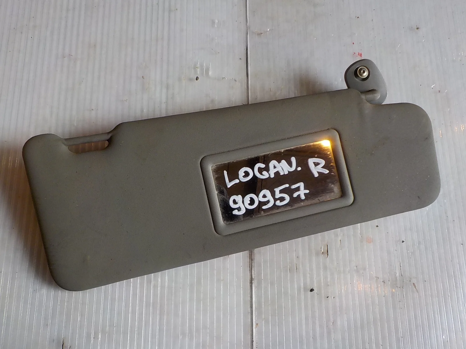 козырек Renault Logan I (2004—2009) Перед Право