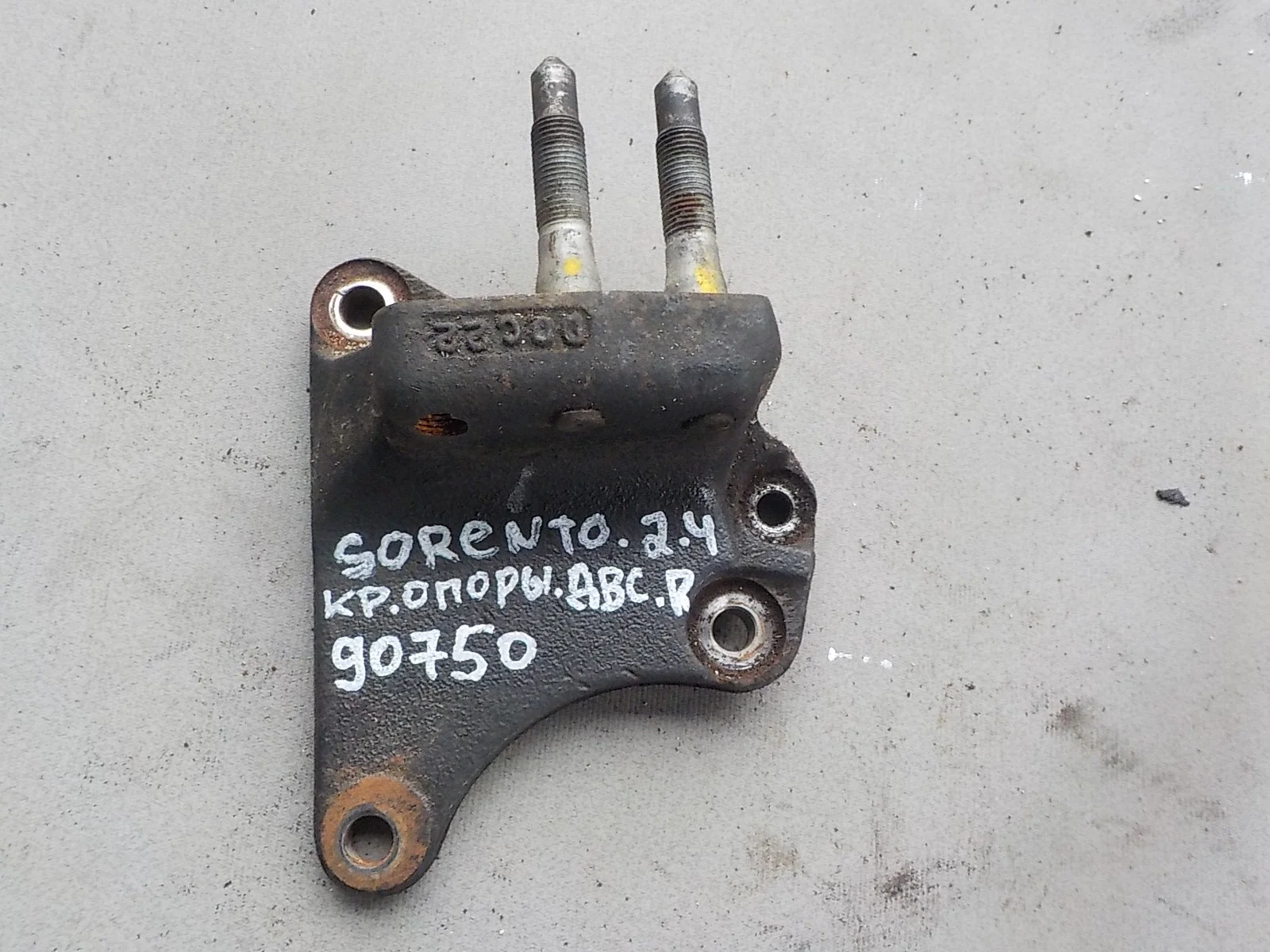 Кронштейн опоры двигателя Kia Sorento I (2002—2006)  Право