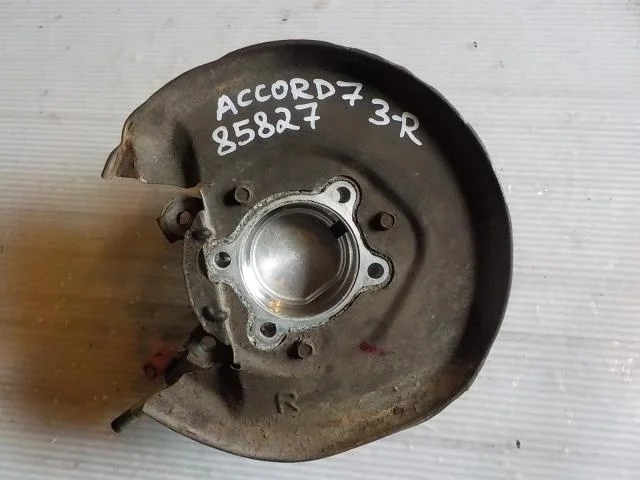 кулак поворотный Honda Accord VII (2002—2006) Зад Лево