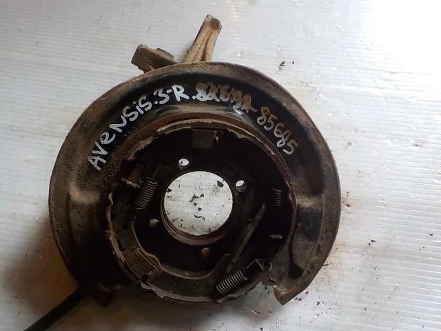 кулак поворотный Toyota Avensis T250 рестайлинг (2006—2009) Зад Право