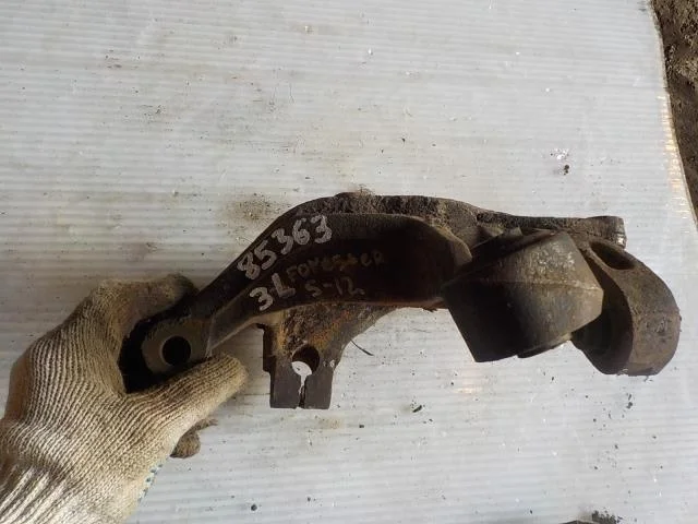 кулак поворотный Subaru Forester SF рестайлинг (2000—2002) Зад Лево