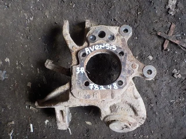 кулак поворотный Toyota Avensis T250 рестайлинг (2006—2009) Зад Право