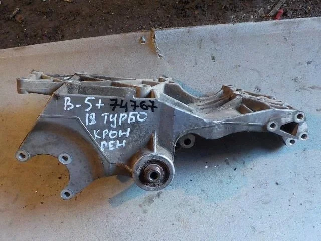 Кронштейн генератора Volkswagen Passat B5 (1996—2001)