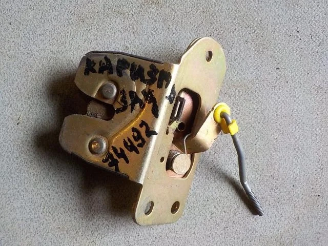 Замок крышки багажника Mitsubishi Carisma I (1995—1999) Зад