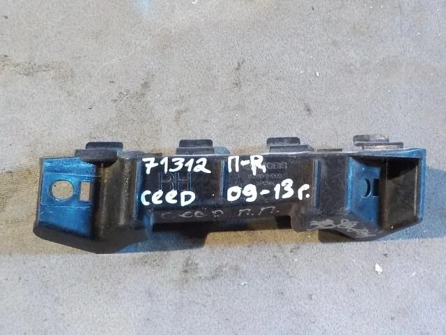 кронштейн бампера Kia Ceed ED (2006—2010) Перед Право