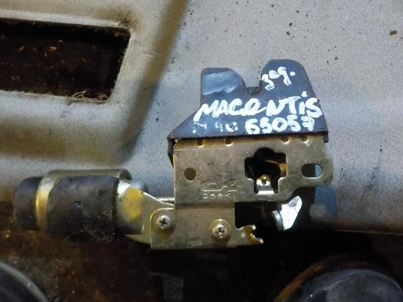 Замок крышки багажника Kia Optima I рестайлинг (2002—2005) Зад