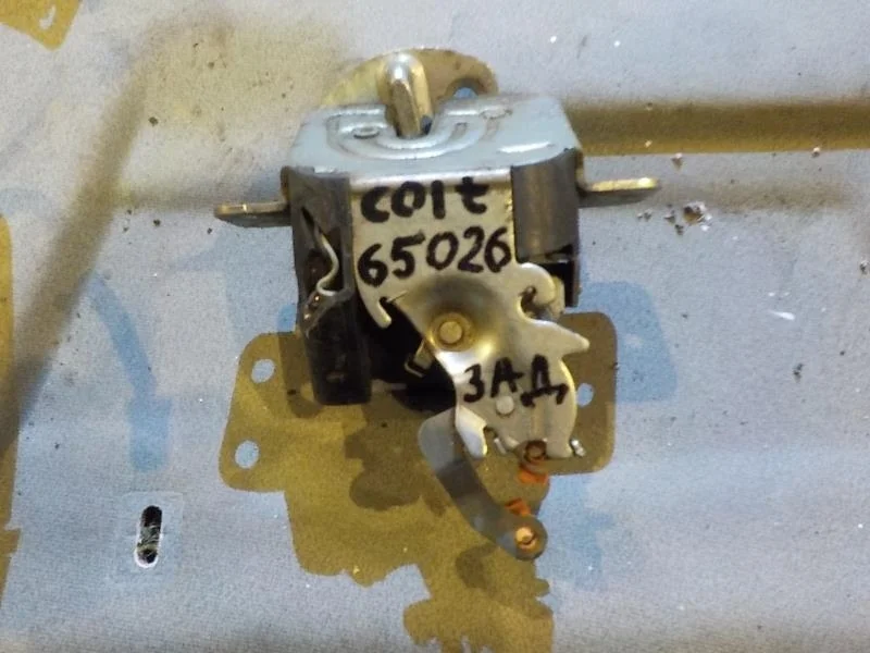 Замок крышки багажника Mitsubishi Colt Z30 (2002—2012) Зад