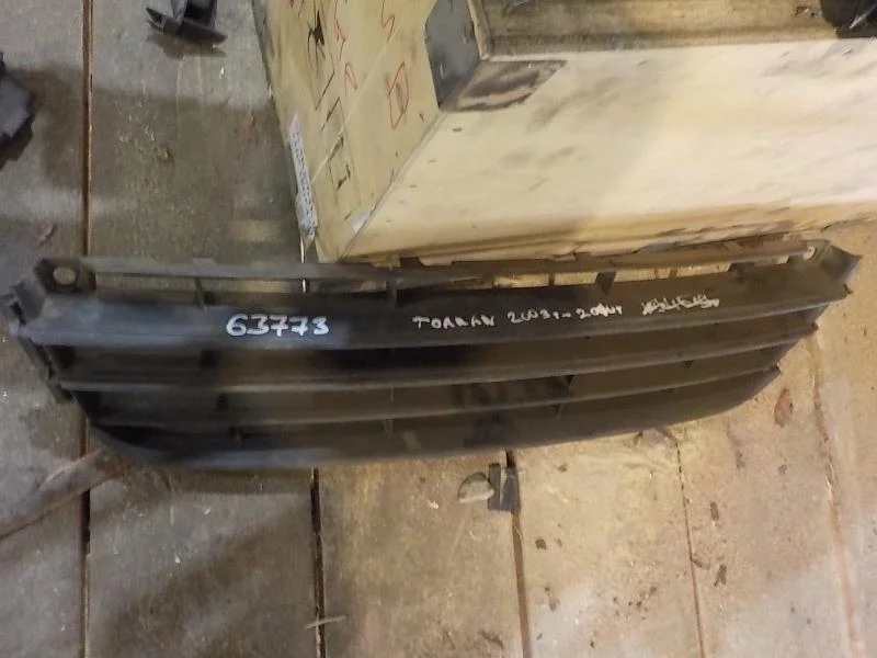 решетка бампера Volkswagen Touran I рестайлинг (2006—2010)