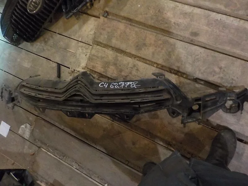 Решетка радиатора Citroen C4 II (2010—2016)