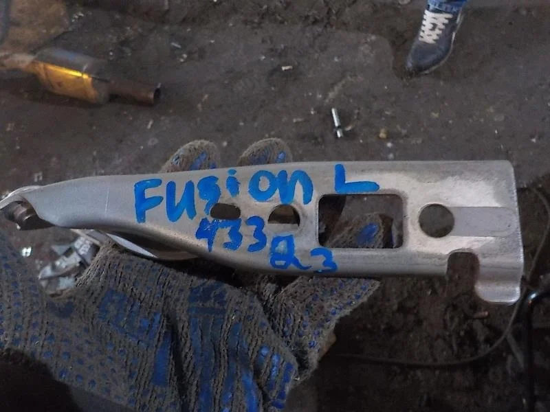 Петля капота Ford Fiesta Mk5 (2002—2008) Перед Лево