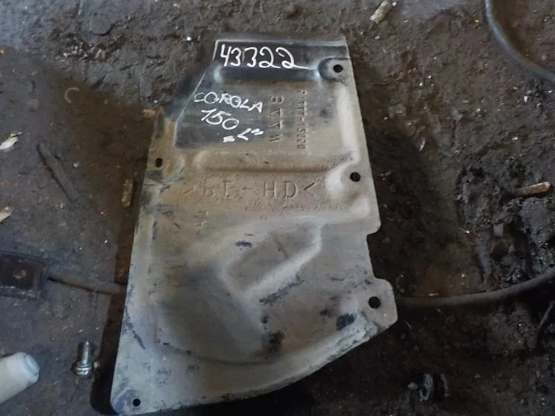 пыльники прочие Toyota Auris E150 (2006—2010)  Лево