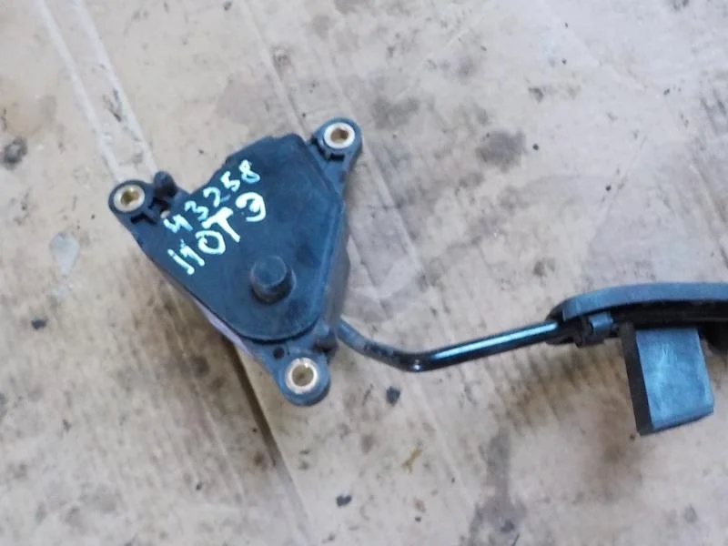 педаль акселератора Nissan Tiida C11 (2004—2012)