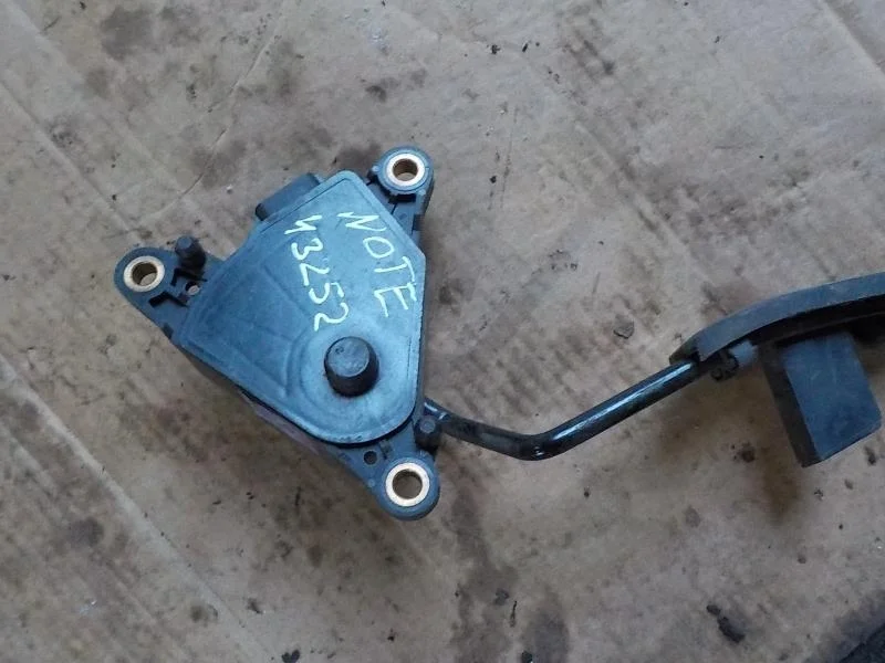 педаль акселератора Nissan Tiida C11 (2004—2012)