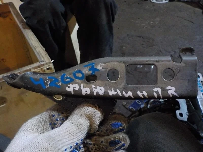 Петля капота Ford Fusion I рестайлинг (2005—2012) Перед Право