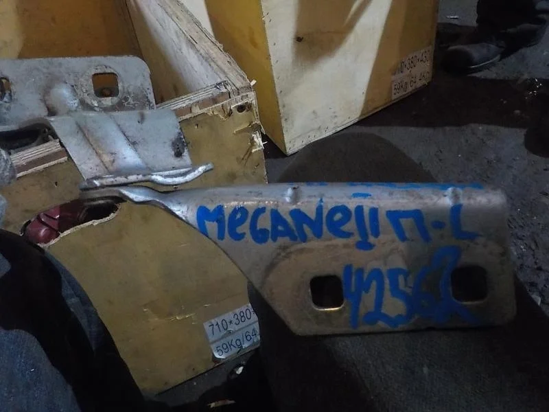 Петля капота Renault Megane II (2002—2006) Перед Лево