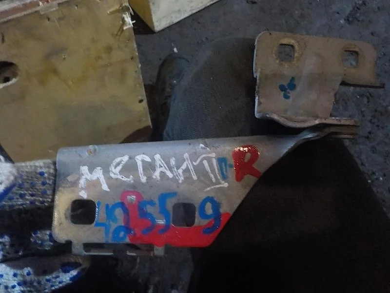 Петля капота Renault Megane II (2002—2006)