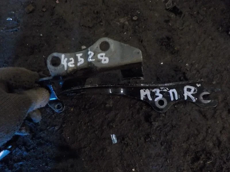 Петля капота Mazda 3 BK рестайлинг (2006—2009) Перед Право