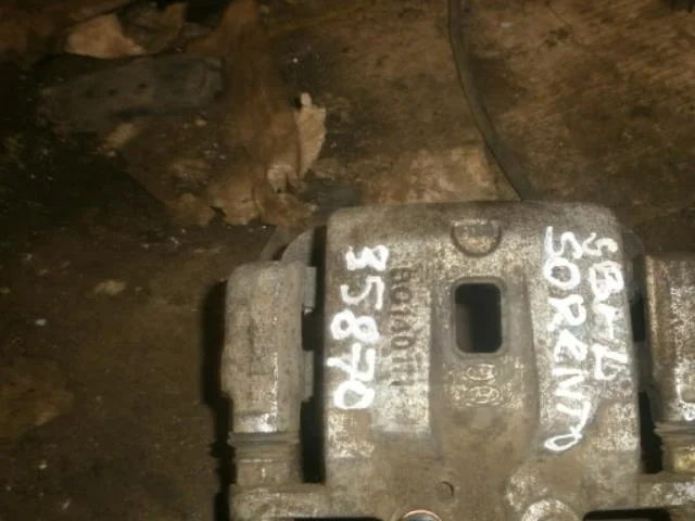 суппорт Kia Sorento I (2002—2006) Зад Лево