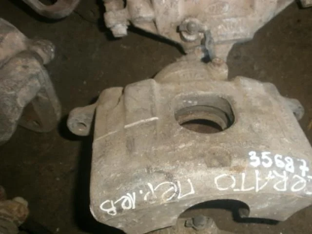 суппорт Kia Cerato I (2003—2007) Перед Лево