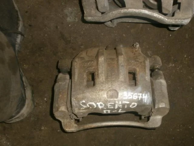 суппорт Kia Sorento I (2002—2006) Перед Лево