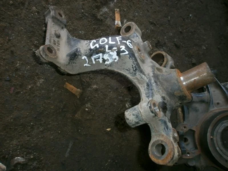 кулак поворотный Skoda Octavia II (2004—2009) Зад Лево