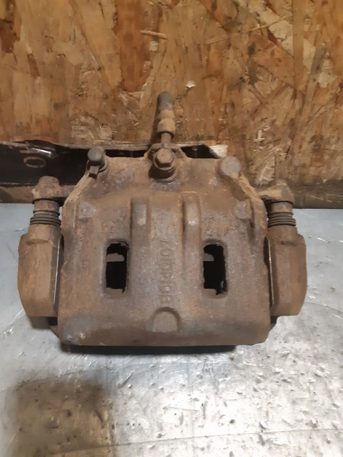 Суппорт тормозной передний правый Opel Antara I рестайлинг (2010—2017) 2012 черный