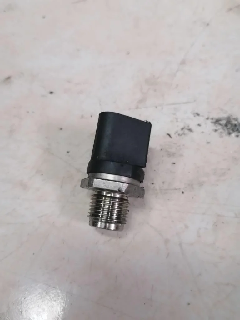 Датчик давления топлива Mercedes-Benz