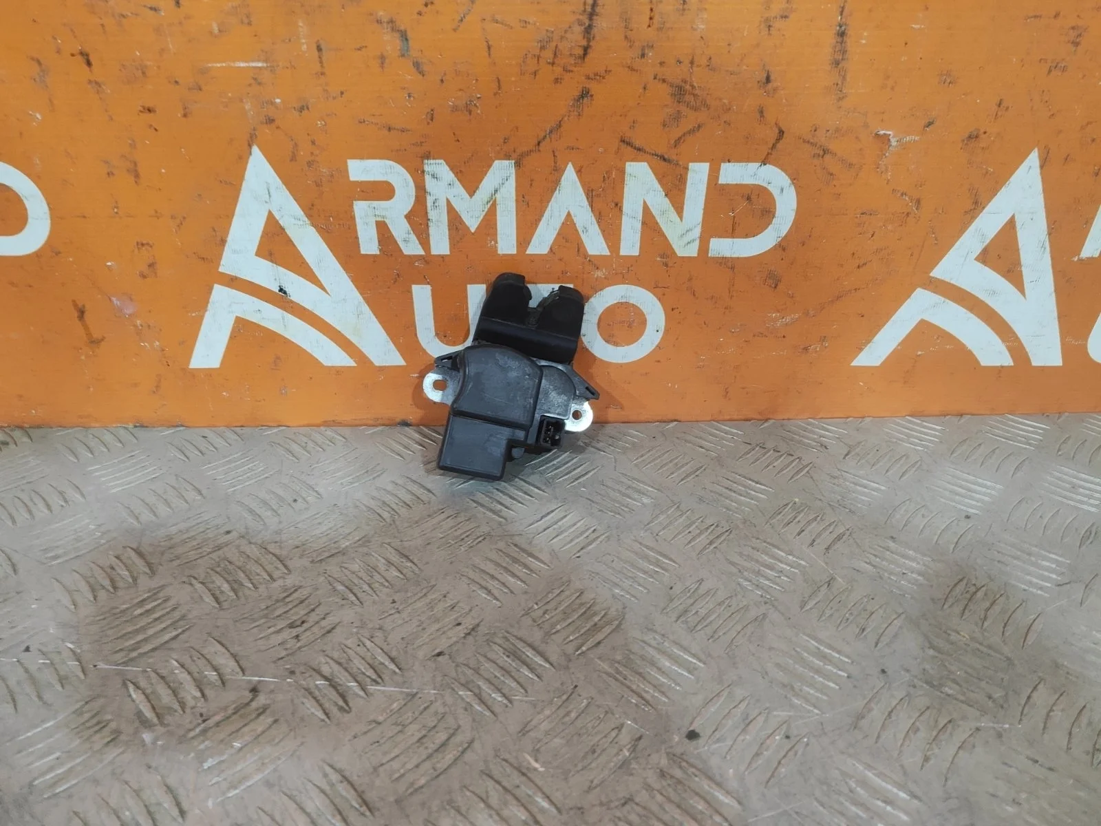 Замок крышки багажника Hyundai Solaris 2010-2017