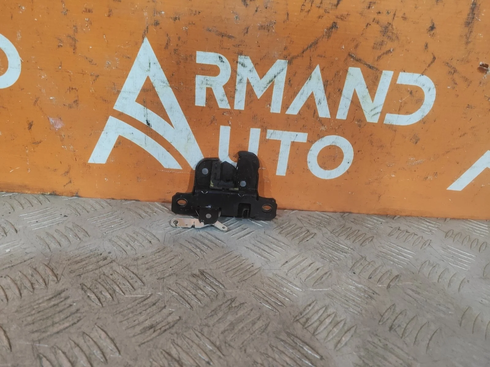 Замок двери багажника Volkswagen Transporter 2015-нв T6