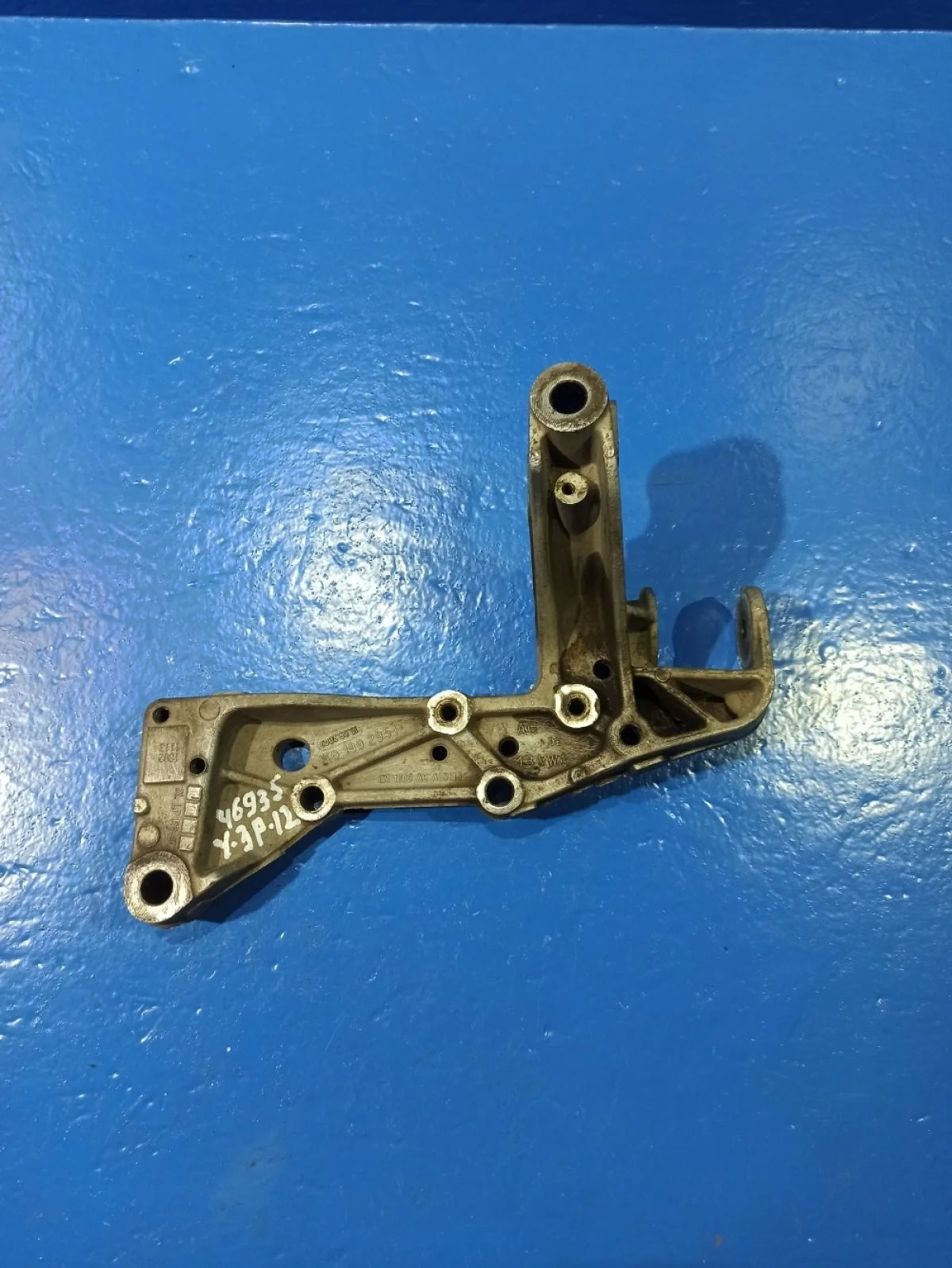 Кронштейн переднего рычага VW Golf 5 1K0199295F