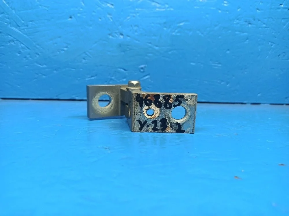 Петля двери передней левой нижняя Шкода Октавия А5