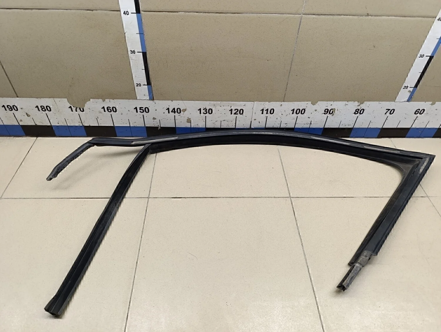 Уплотнитель стекла двери Polo (Sed RUS) 2011>