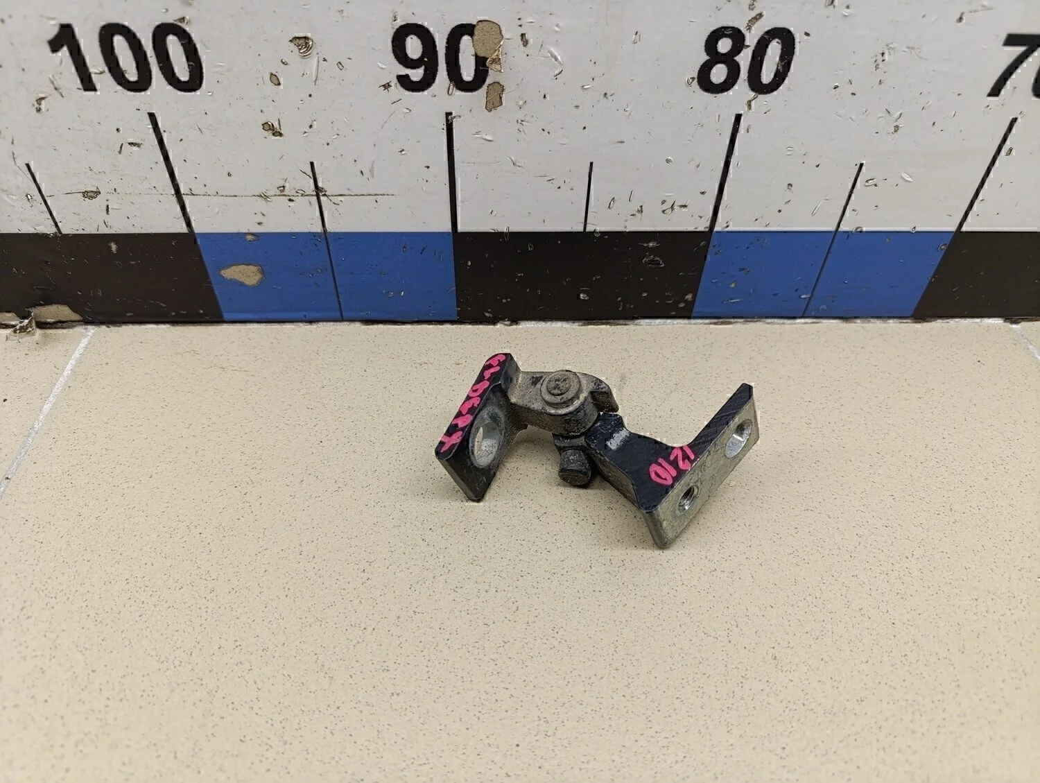 Петля двери Polo (Sed RUS) 2011>