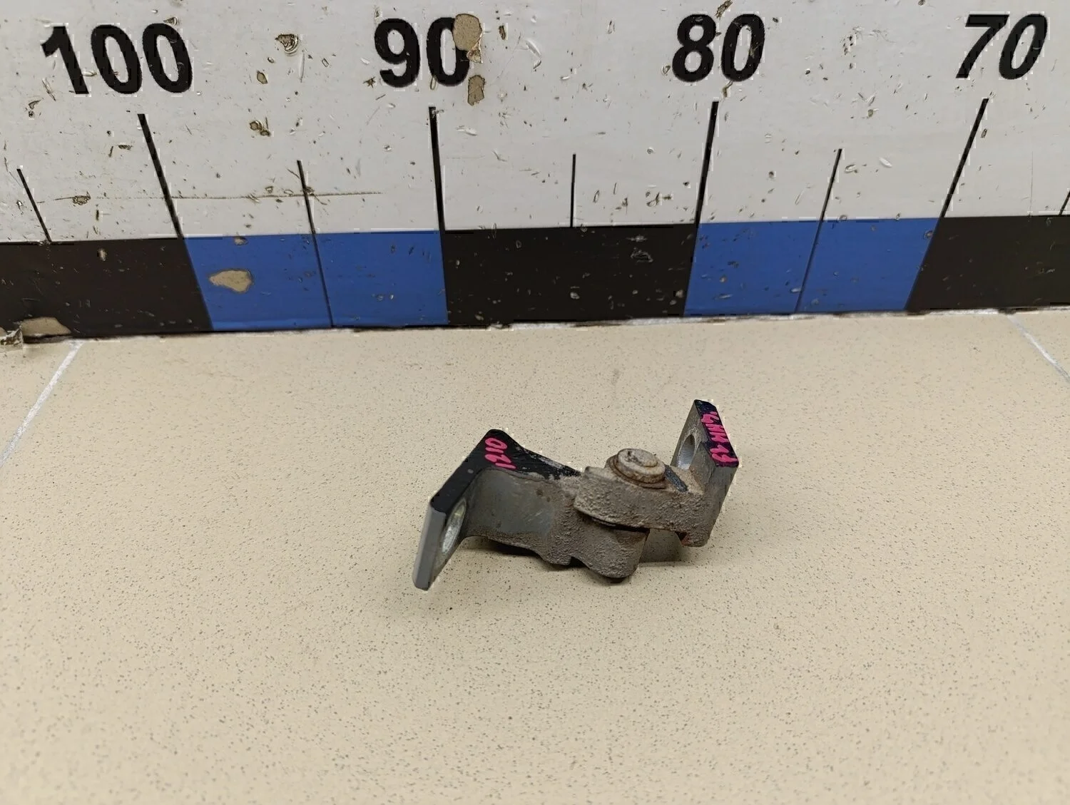 Петля двери Polo (Sed RUS) 2011>