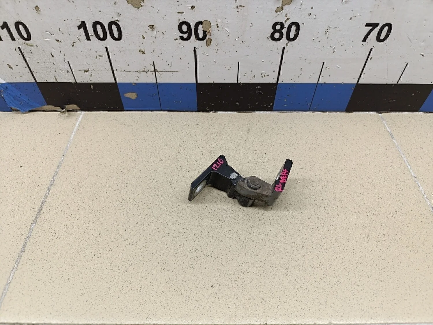 Петля двери Polo (Sed RUS) 2011>