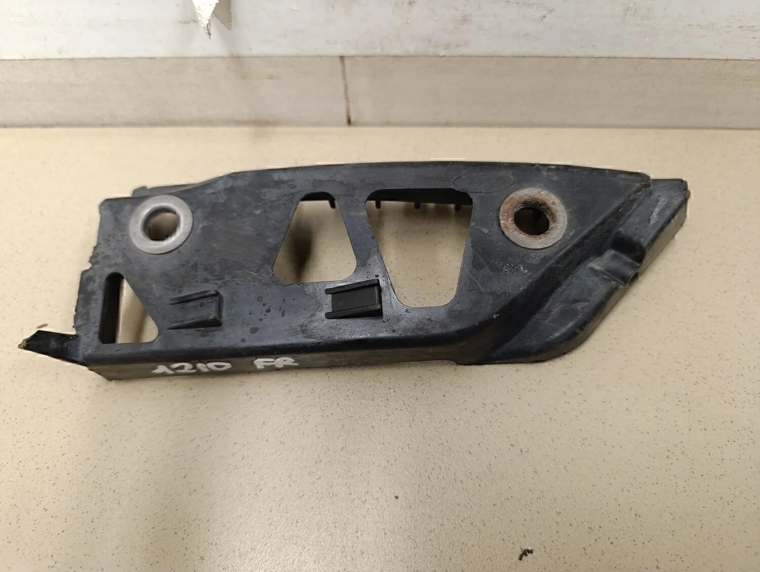 Кронштейн фар правый Polo (Sed RUS) 2011>