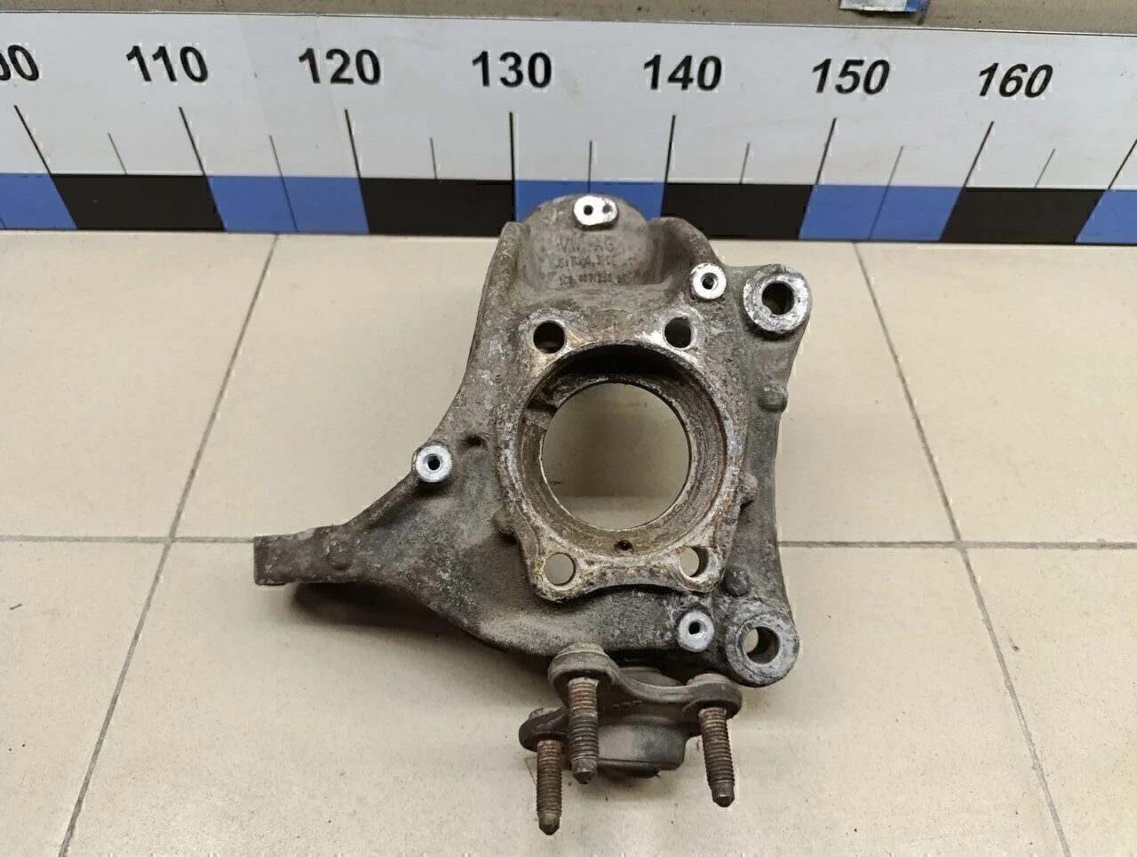 Кулак поворотный передний правый Passat [B6] 2005-2010