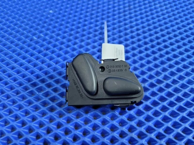 Кнопка регулировки сиденья Mercedes-Benz E-Class 1998 A2108213751 W210 М112911