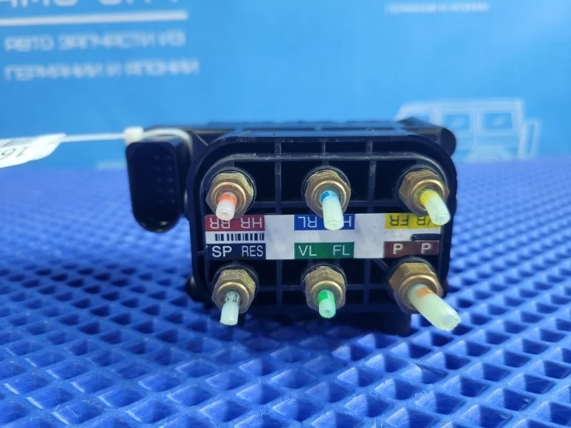 Блок клапанов пневмоподвески Mercedes-Benz S-Class 2011 A2123200358 W221 M157980