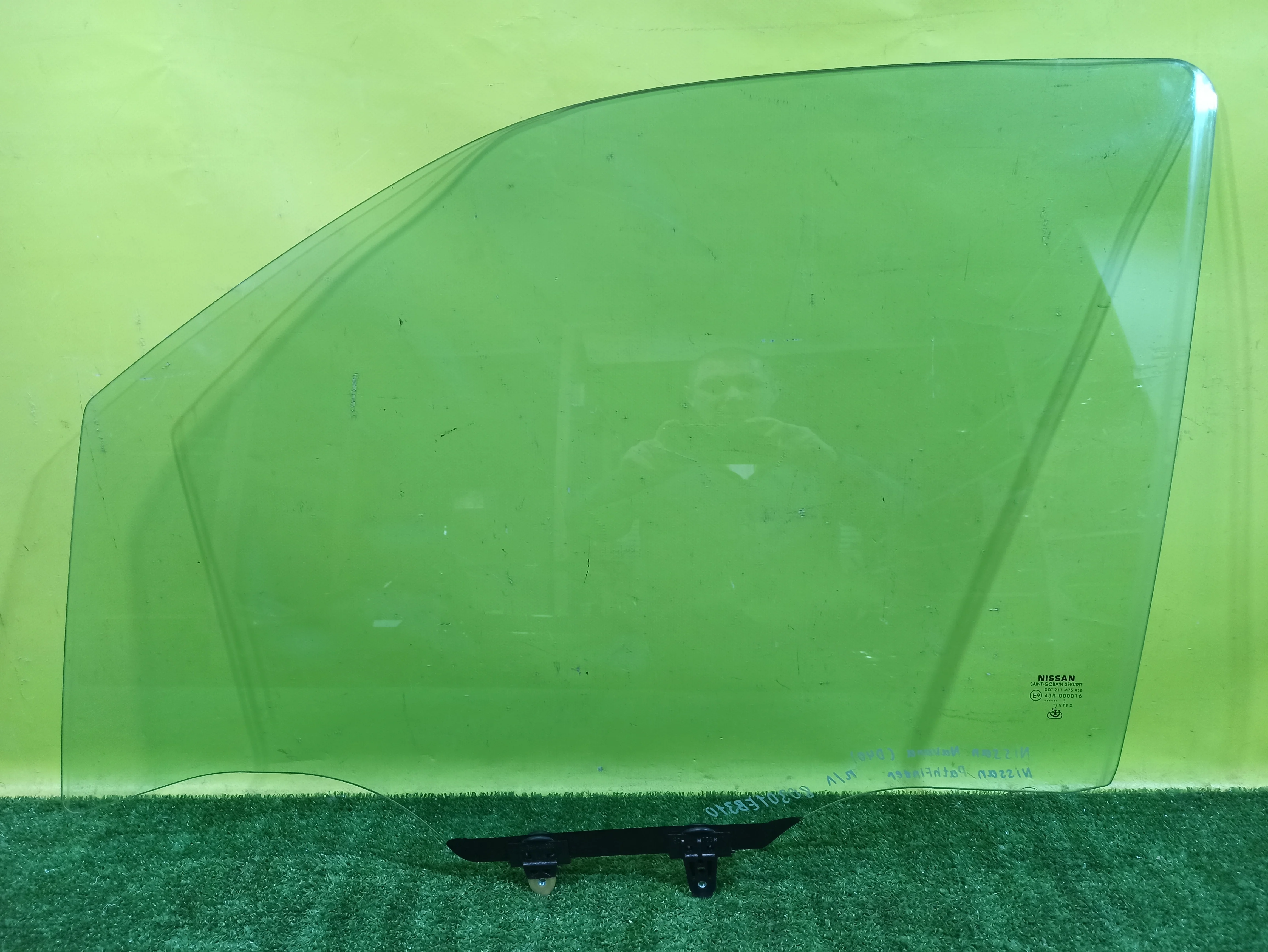 Стекло двери передней левой  Nissan Navara (D40) 2005 80301EB310 32583