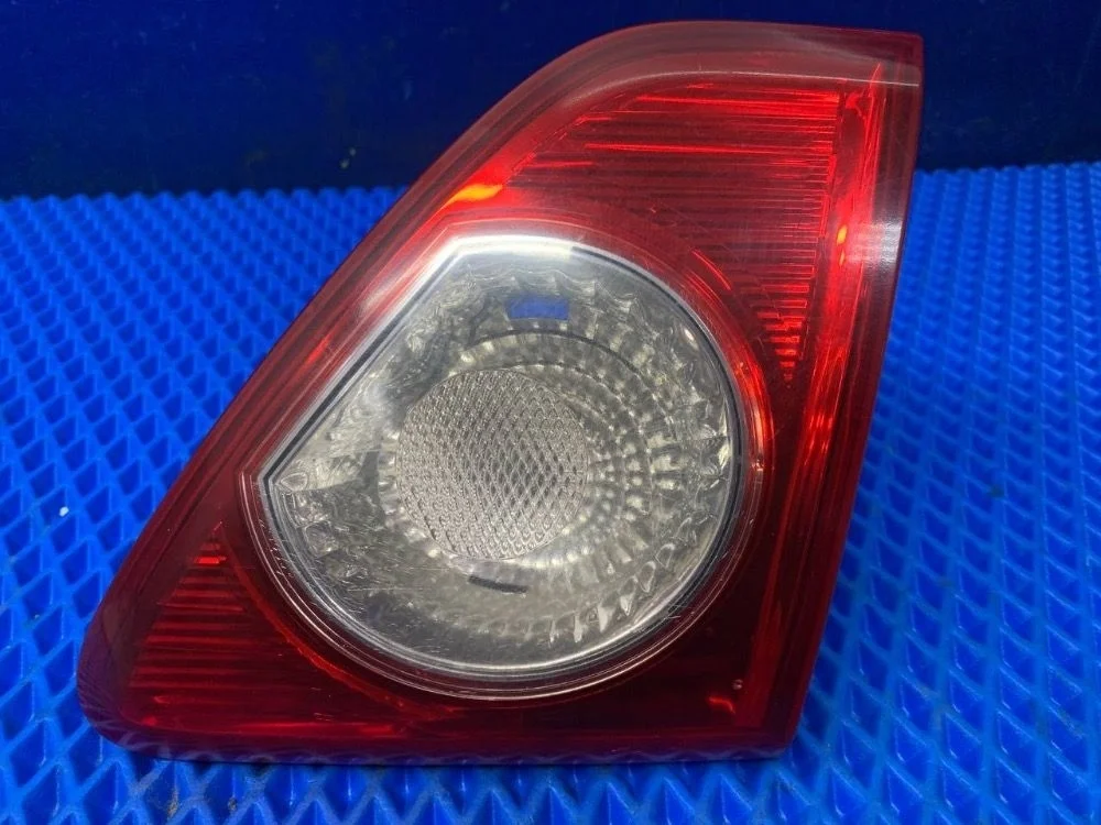 Фонарь задний внутренний правый Toyota Corolla X (2006—2010) б.у