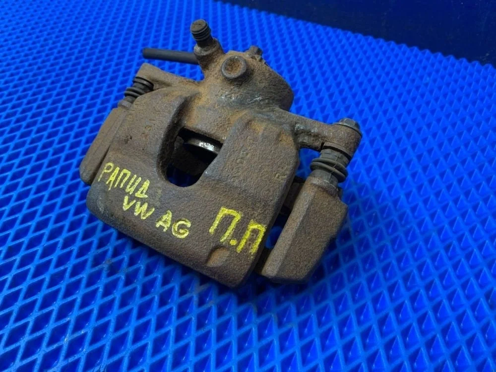 Суппорт тормозной передний правый Skoda Rapid I (2012—2017) б.у