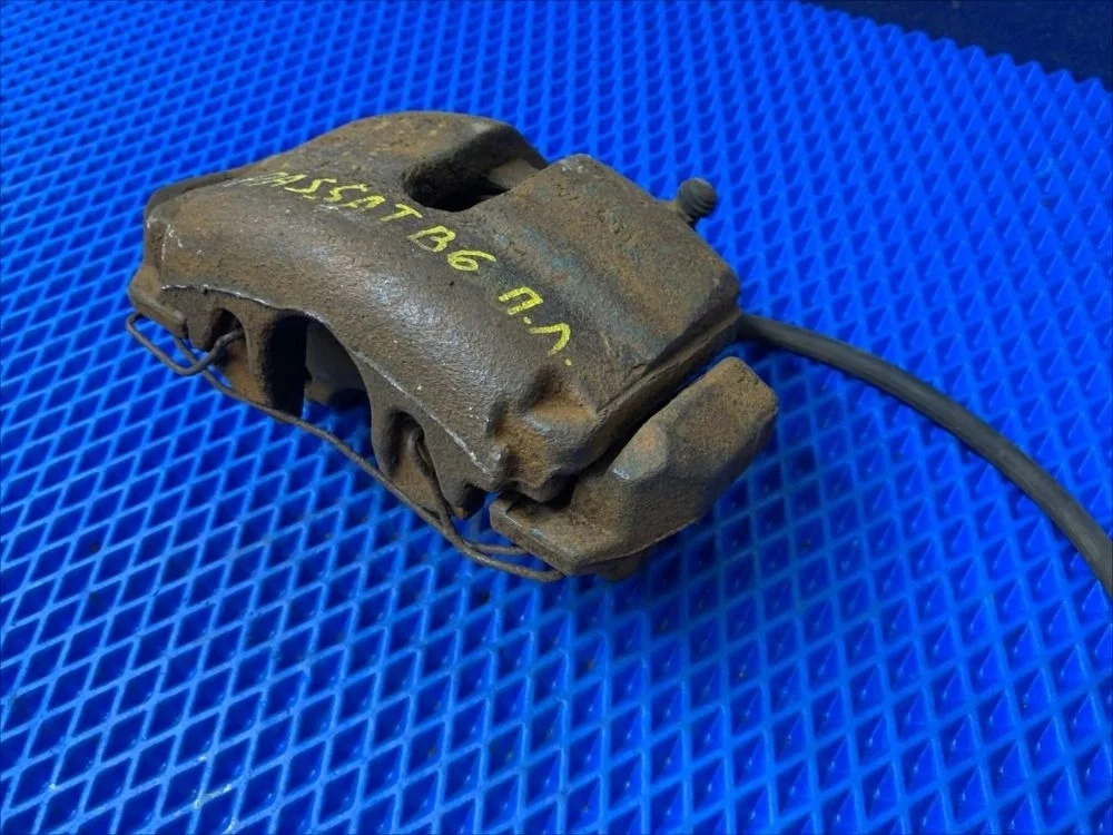 Суппорт тормозной передний левый Volkswagen Passat B6 (2005—2010) б.у